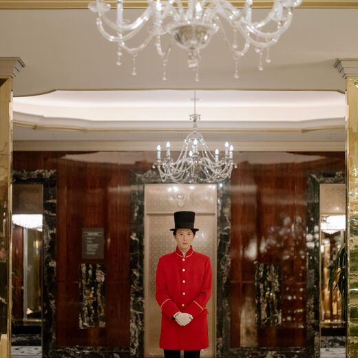 Otel lobisinde karşılama hizmeti